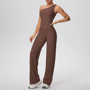 Détail du haut de yoga marron à une épaule et du pantalon de fitness large à taille haute