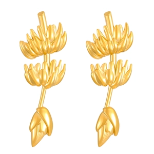 Vue détaillée de boucles d'oreilles dorées en forme de plante avec fini métal texturé