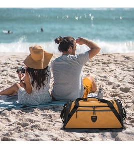 Sac de sport jaune avec séparation humide et sèche sur fond de plage pour le fitness