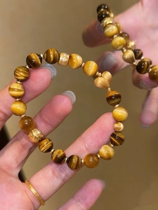 Detail eines Tigerauge-Herzarmbands mit vergoldeten Perlen und Pavé-Akzenten
