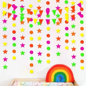 Guirlande néon avec étoiles cercles et triangles pour décoration murale de fête colorée