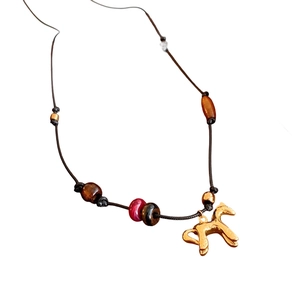 Collier artisanal en perles de bois œil de tigre avec pendentif cheval doré style ethnique