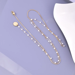 Collier double couche en or 18K avec perles blanches et pendentif disque rond