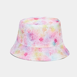 Vue macro du motif floral tie-dye coloré et des coutures sur le chapeau bob réversible