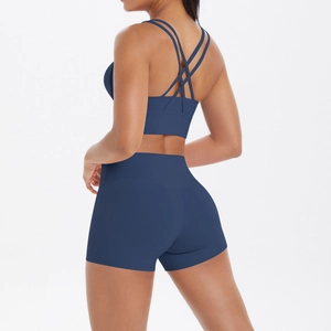 Détail du short de yoga bleu marine à taille haute et du soutien-gorge de sport à dos croisé
