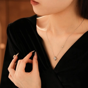 Collier avec pendentif étoile en argent et zircons porté par un mannequin femme