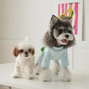 Pyjamas pour animaux à imprimé dessin animé en beige et bleu pour petits chiens maltais