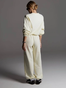 Survêtement classique crème avec sweat à col rond et pantalon de jogging vue de dos