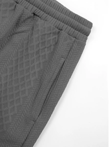 Détails du pantalon jacquard gris foncé avec texture en losange et taille élastique