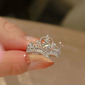 Détail macro d'un ensemble de bagues couronne en argent avec zircons étincelants