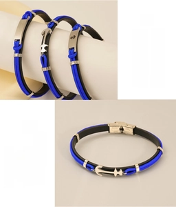 Détail du bracelet ancre en cuir noir et cordon bleu avec fermoir en acier inoxydable