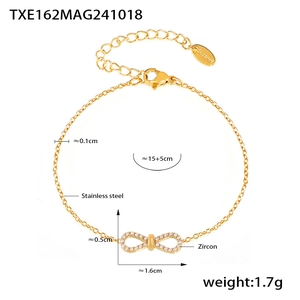 Détail d'un bracelet en acier inoxydable doré orné d'un pendentif infini serti de zircons