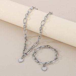 Dettaglio della collana e del bracciale a catena argentata con pendenti a cuore in conchiglia