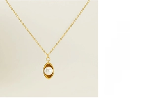 Détail du pendentif sycee plaqué or 18 carats avec perle sur collier en acier inoxydable