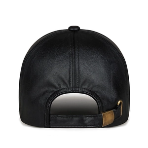 Vue arrière de la casquette de baseball en cuir PU noir avec boucle en bronze réglable