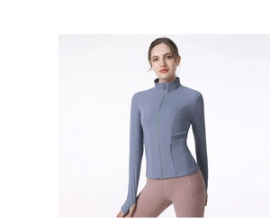 Détail de veste de yoga ajustée avec passe-pouces aux poignets et col montant zippé
