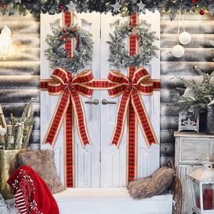 Zwei Weihnachts-Schleifen im Karomuster für Schranktüren und festliche Hausdekoration