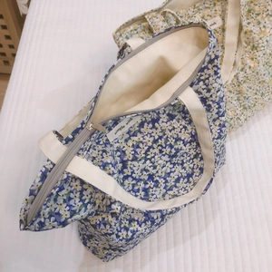 Borse tote in tela floreale con cerniere e manici beige nei colori blu e giallo