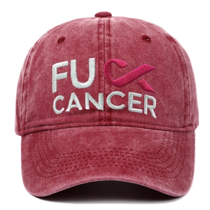 Berretto in cotone lavato rosso con ricamo FU CANCER e nastro rosa della consapevolezza