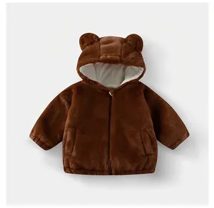 Détail de la capuche à oreilles d'ours en peluche marron et texture douce de la veste