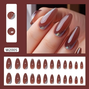 Faux ongles œil de chat rouge-brun avec paillettes argentées de forme amande