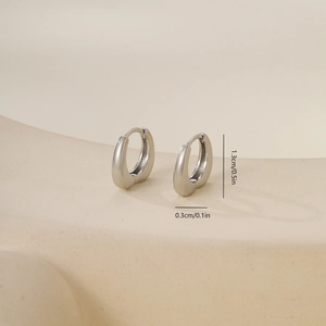 Dettaglio di orecchini in metallo argento con dimensioni 1,3 cm di altezza e 0,3 cm di larghezza