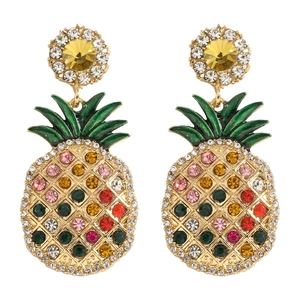Detailansicht böhmischer Ananas-Ohrringe mit bunten Strasssteinen und grüner Emaille