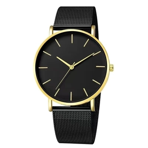 Vista detallada del reloj ultra delgado de Ginebra para hombre con correa de malla