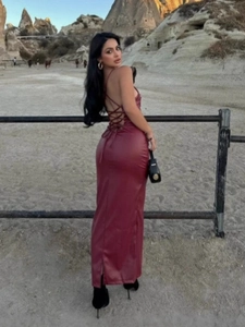 Abito lungo sexy in pelle PU bordeaux da donna con dettaglio stringato sulla schiena