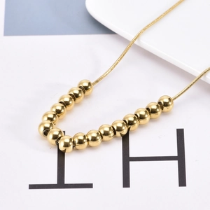 Élégant collier en acier titane doré 18K avec perles de transfert sur chaîne serpent