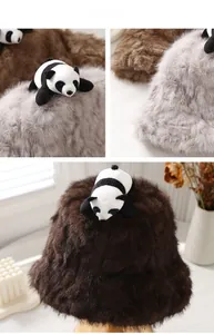 Dettaglio della morbida pelliccia sintetica e del panda di peluche sul cappello bob