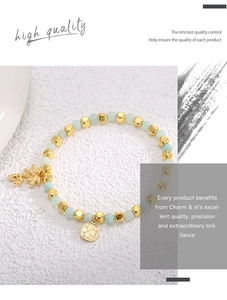Détail du bracelet en perles plaqué or 14k avec breloques palmier et trèfle