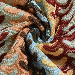 Vue détaillée de maille au crochet colorée avec des motifs ondulés vibrants et textures