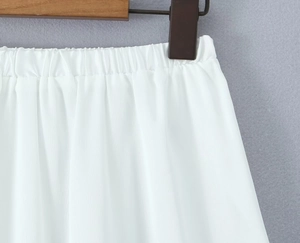 Detail van de witte elastische taille met ruches op de nauwsluitende rok met hoge taille
