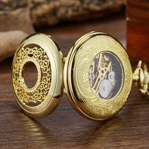 Klassische goldene mechanische Taschenuhr mit Skelett-Design auf dunklem Holzuntergrund
