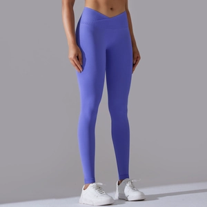 Dettaglio dei pantaloni da yoga lilla a vita alta con design a vita incrociata senza cuciture