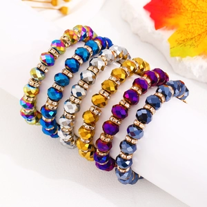 Detalle de pulseras de cuentas de cristal facetado con espaciadores dorados de pedrería