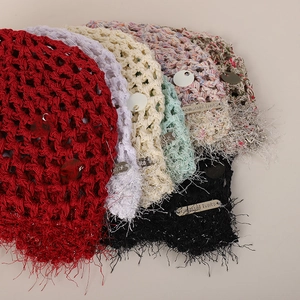 Bonnet en maille crochetée à la main avec franges et sequins en couleurs assorties