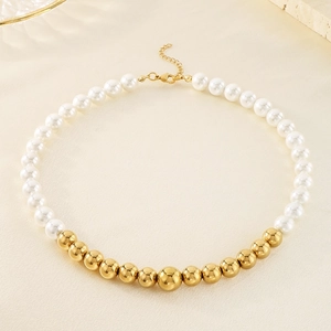 Elegante collana con perle bianche e perline d'oro in acciaio inossidabile su sfondo chiaro