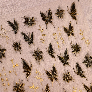 Autocollants à ongles papillons en relief 3D avec dorure et détails vintage noirs