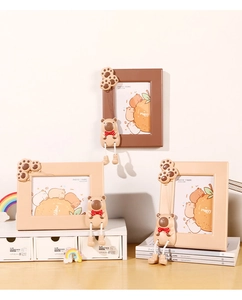 Detailansicht von 3,5x5 Zoll Capybara Fotorahmen mit 3D-Cartoon-Figuren und Pfoten