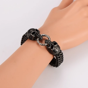 Dettaglio del bracciale a doppia catena con teschio in argento vintage e chiusura ad anello