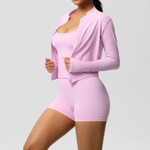 Detailansicht eines 3-teiligen lila Yoga-Sets mit Reißverschlussjacke, Tanktop und kurzen Hosen