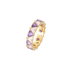 Goldener Ring mit abwechselnd violetten und weißen Zirkoniasteinen im Dreiecksschliff