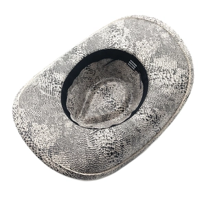 Dettaglio della trama stampa serpente e etichetta interna di questo cappello cowboy
