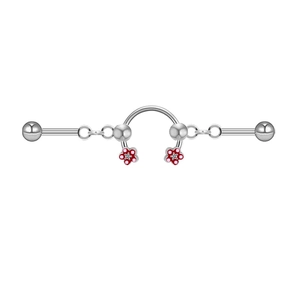 Silbernes Industrial-Barbell aus Edelstahl mit roten Blumenanhängern und Kettendetail