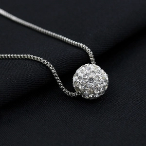 Collier Pendentif Boule de Disco Shamballa en Alliage pour Femmes Collier Ras du Cou en Sphère Pavée de Strass Étincelants