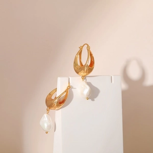 Orecchini con perle barocche e cerchi circolari placcati in oro 18K dal design minimalista