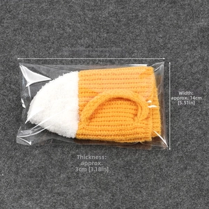 Measurements of the yellow beer mug knit hat in packaging showing 22x14x3 cm dimensions