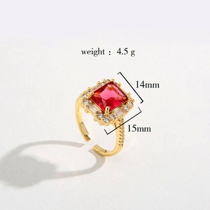 Vue détaillée d'une bague de luxe en or avec pierre rouge carrée et dimensions